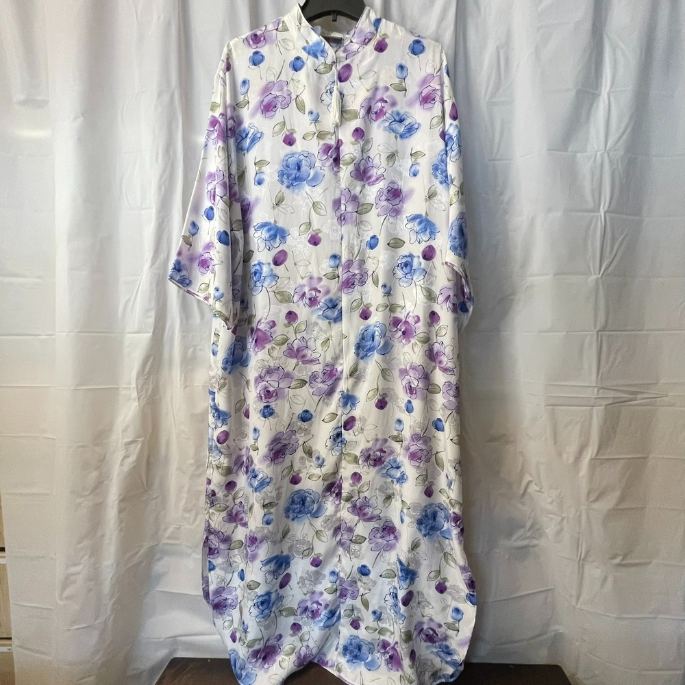 VNTG Valerie Stevens  Sz L Floral Satin Robe Long Zip Front Housecoat Grannycore